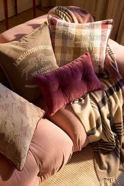 Knappet pute i økologisk bommulsfløyel BURGUNDY - Lexington