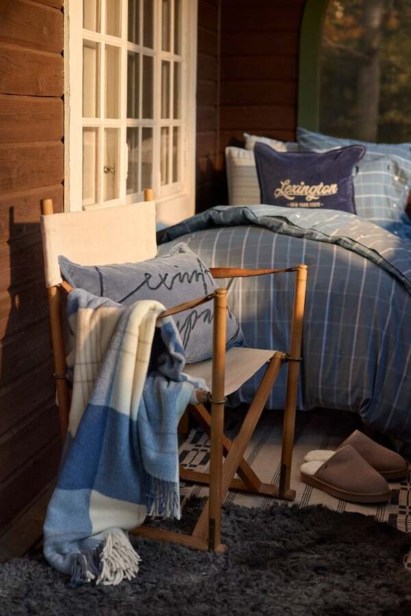 Blå/beige rutet pledd i resirkulert ull Misty Blue/Beige/White - Lexington